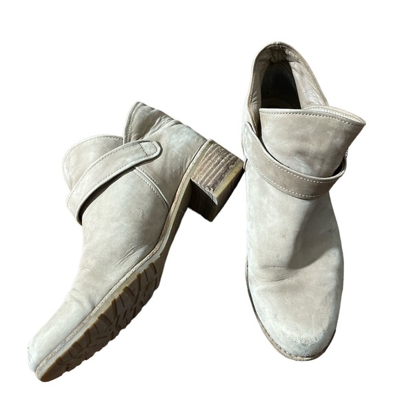 Stuart Weitzman Beige Ankle Booties - Picture 2 of 9